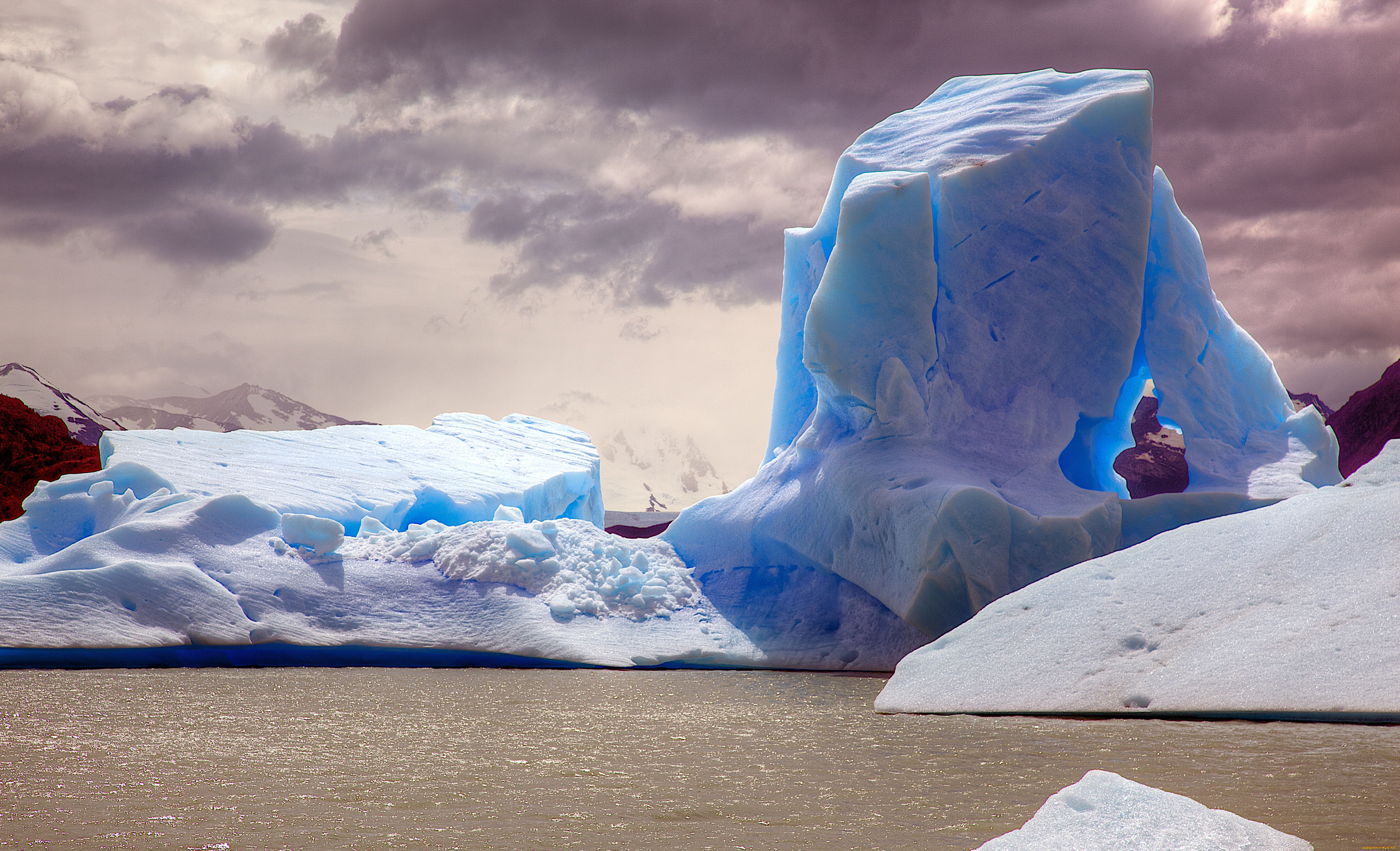 Глыба льда на воде. Айсберги Антарктиды. Ледники и айсберги. Ледник Нинниса. Скала Айсберг.